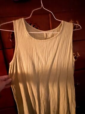 Sleeveless Crinkle Tank Top in Light Green - Women